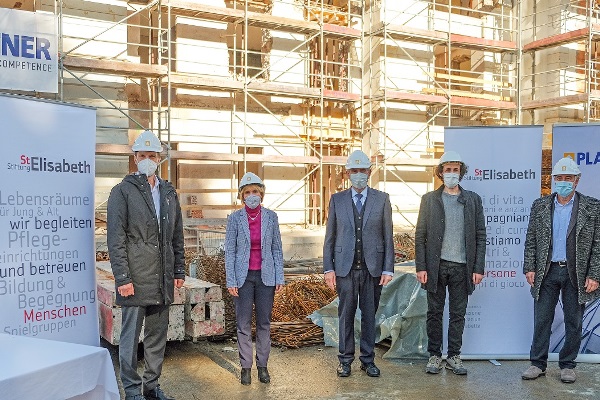 Das Bild zeigt die Grundsteinlegung mit Präsident Christian Klotzner, Landesrätin Waltraud Deeg, Dekan Hans Pamer, Architekt Gianni Berardesca, Merans Bürgermeister Paul Rösch.