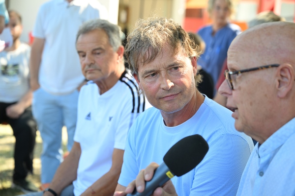Fachsimpeln über Fußball: Markus Wursthorn von der Stiftung Liebenau (ganz rechts) interviewt den Co-Trainer der deutschen Nationalelf, Marcus Sorg (2.v.r.). Foto: Felix Kästle