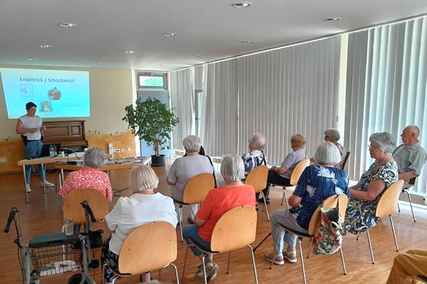 Rund 30 Interessierte sind zum Vortrag von Nadine Gölz gekommen, um sich über die Betrugsmaschen, wie den Enkeltrick, zu informieren. 